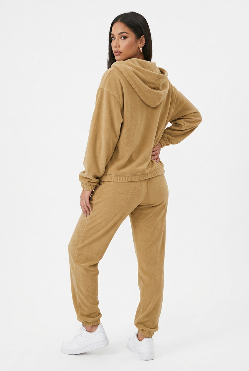 Ensemble beige foncé porté de dos