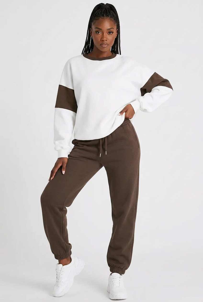 Ensemble sweat et jogging chocolat porté de face en pose baddie corps entier