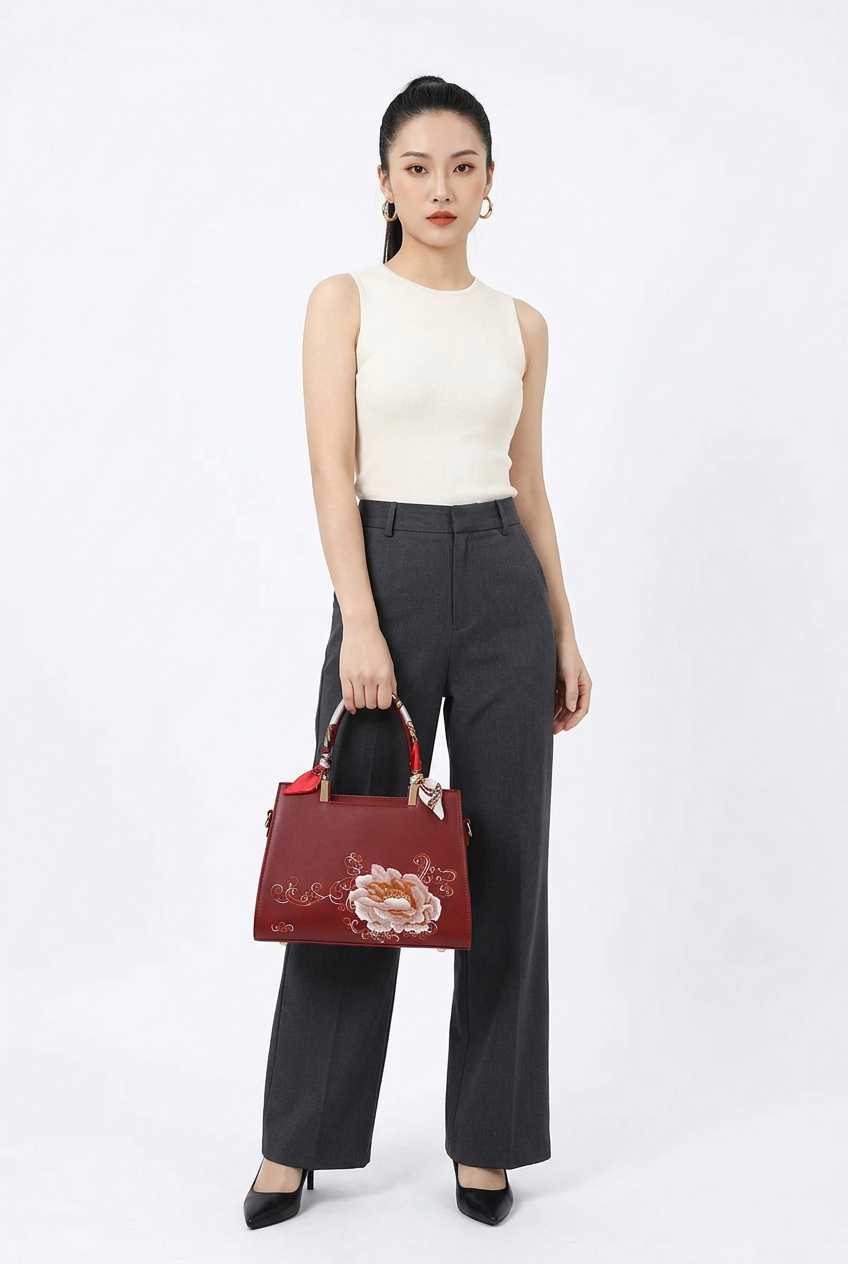 Sac écarlate brodé de fleurs porté de face sur mannequin corps entier