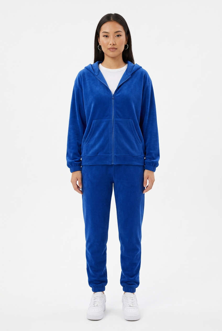 Ensemble bleu roi porté de face