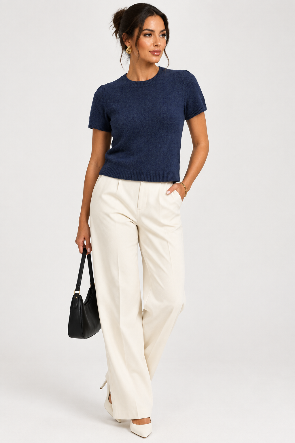 Mannequin portant un pull manches courtes col rond bleu marine sur fond studio blanc