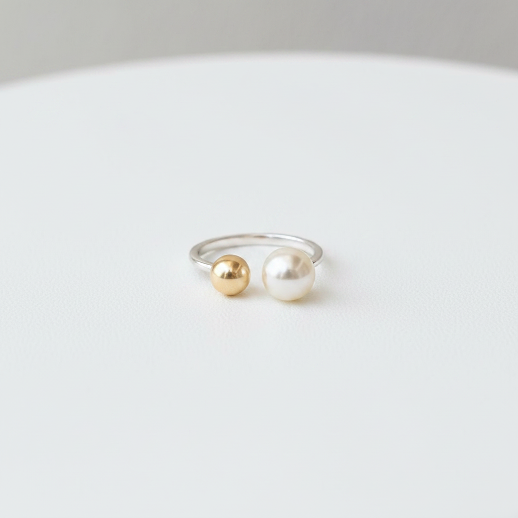 Bague ouverte double perle - fond studio blanc
