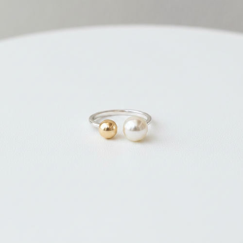 Bague ouverte double perle - fond studio blanc