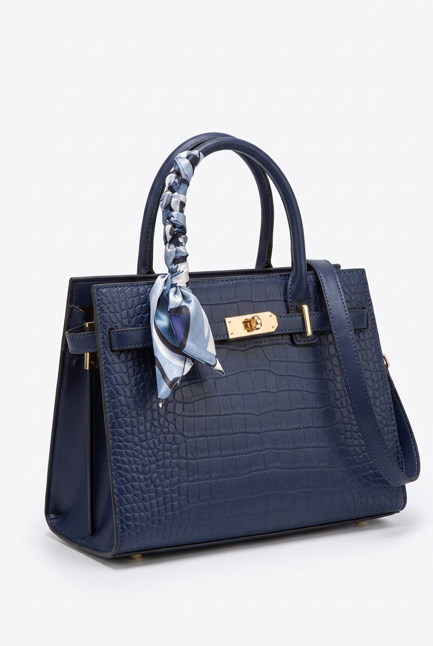 Sac bleu effet croco seul sur fond studio blanc