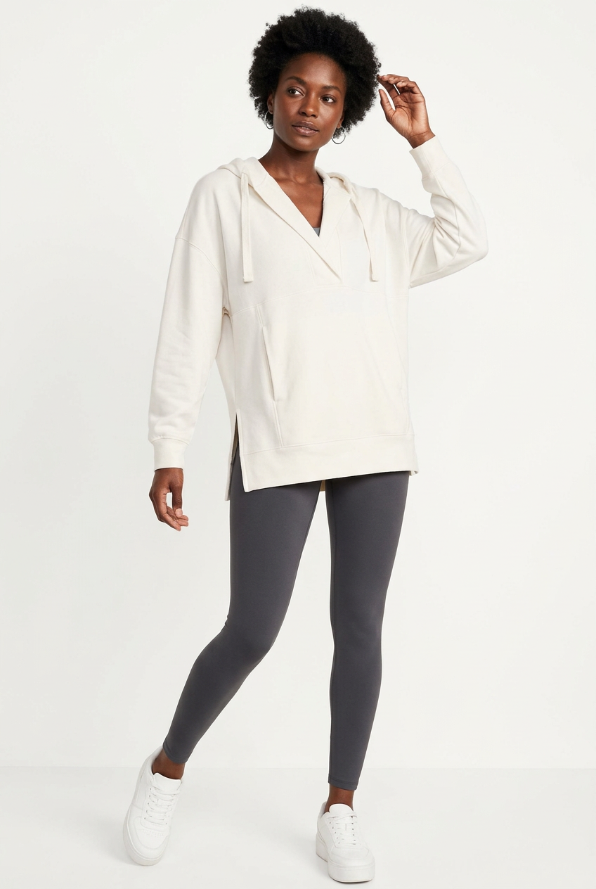 Sweat crème de face en pose baddie corps entier