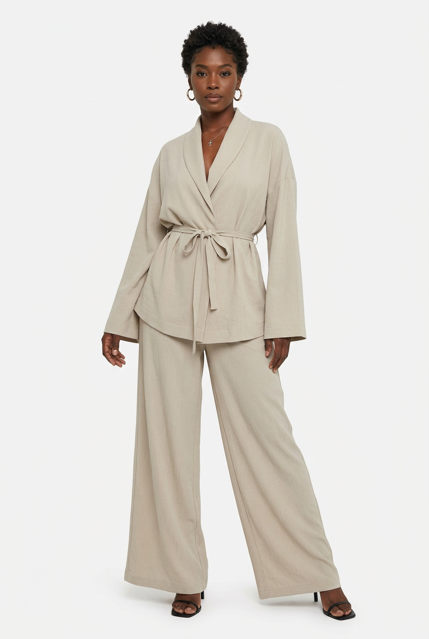 Détail pantalon beige, jambes et pieds