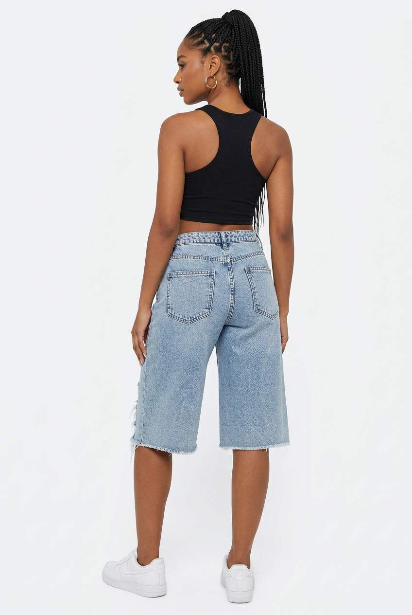 Short en jean large destroy bleu clair, vue de dos