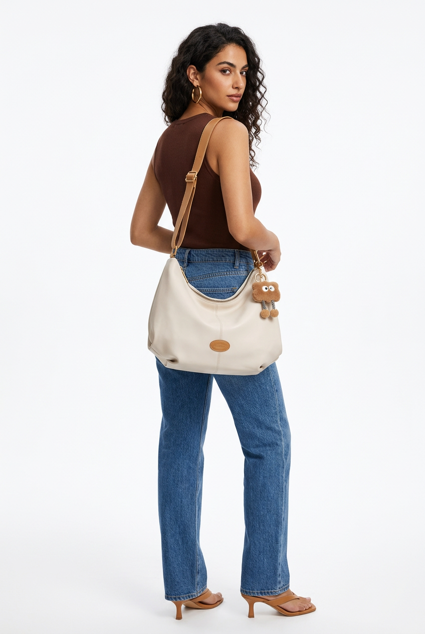 Sac blanc à sangle camel porté de dos trois-quarts sur fond studio blanc