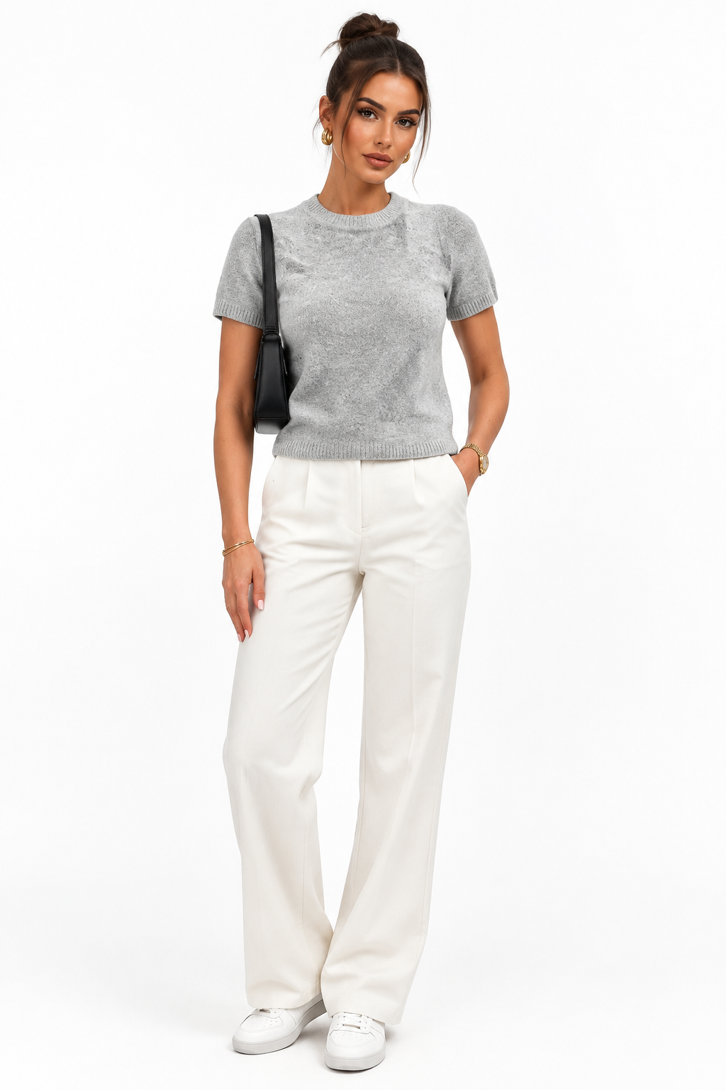 Mannequin portant un pull manches courtes col rond gris sur fond studio blanc