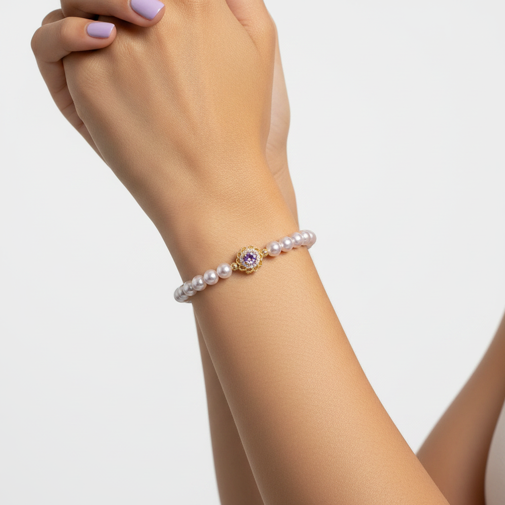 Bracelet perlé or 18K - porté au poignet vernis lilas
