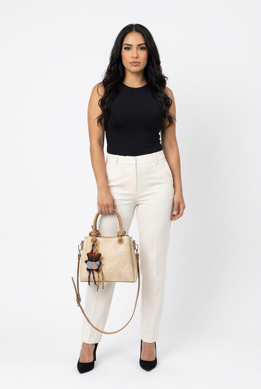 Sac beige porté de face corps entier sur fond studio blanc