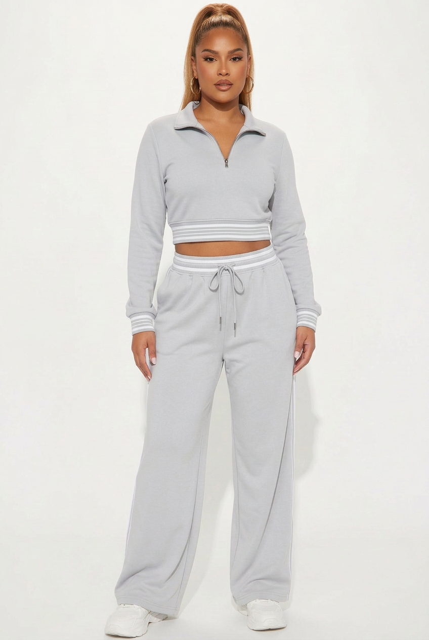 Ensemble gris clair porté de face corps entier sur fond studio blanc