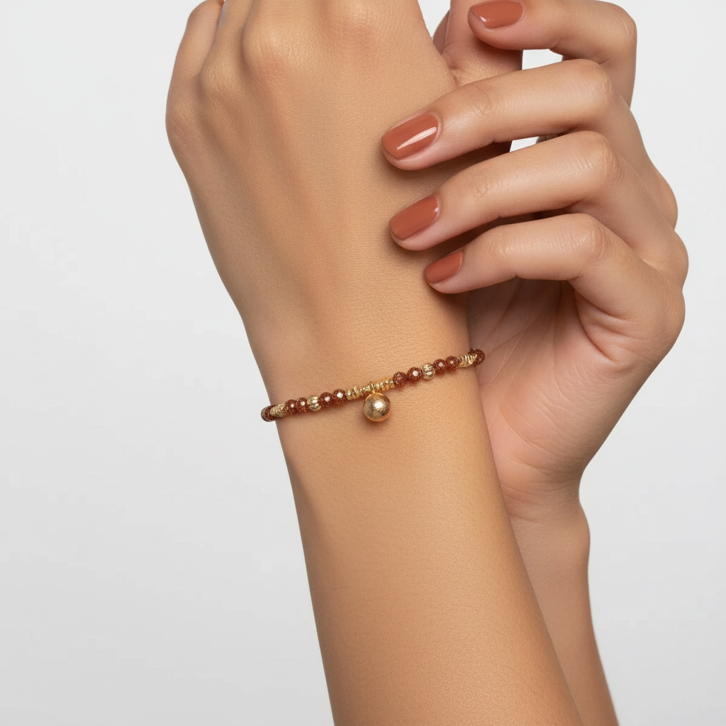 Bracelet léger perlé breloque - porté au poignet vernis terracotta