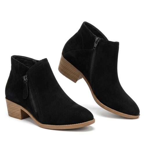 Paire de bottines noires sur fond blanc