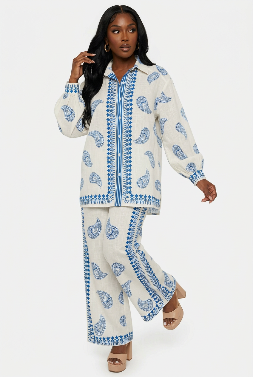 Ensemble chemise et pantalon imprimé bleu porté de trois-quarts corps entier