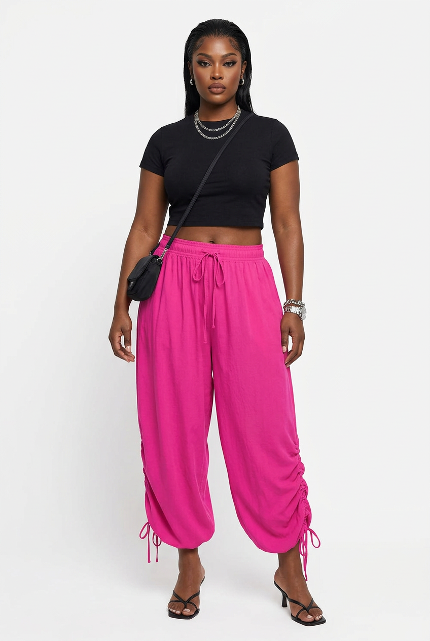 Pantalon rose fuchsia froncé à cordon porté de face, mannequin corps entier