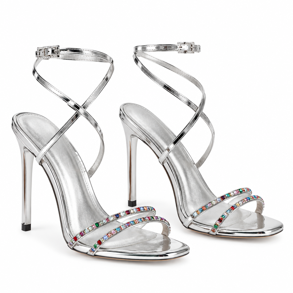 Paire de sandales argentées à brides ornées de strass, vue en trois quarts
