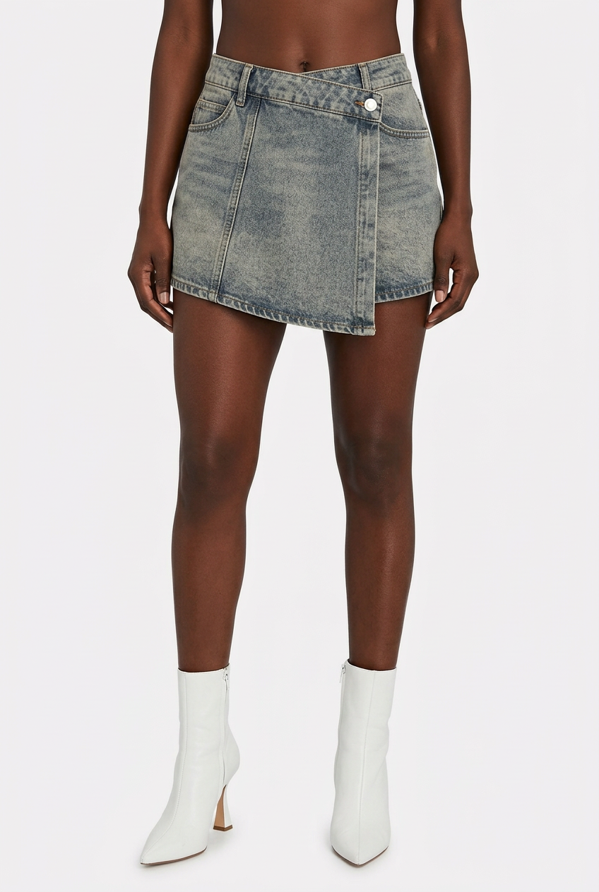 Détail jupe-short bleu clair jambes et pieds