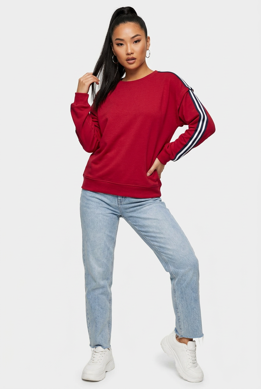 Sweat-shirt varsity rouge de face en pose baddie corps entier
