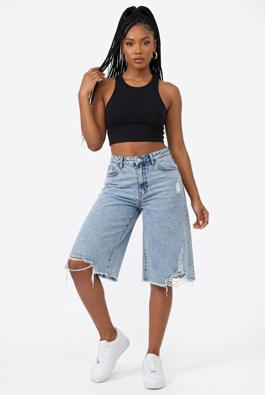 Short en jean large destroy bleu clair, vue de face sur mannequin en pose baddie