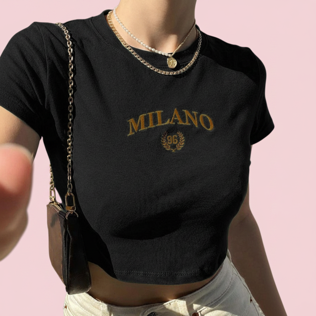 T-Shirt Crop Brodé Lettre - Black - Fond rose