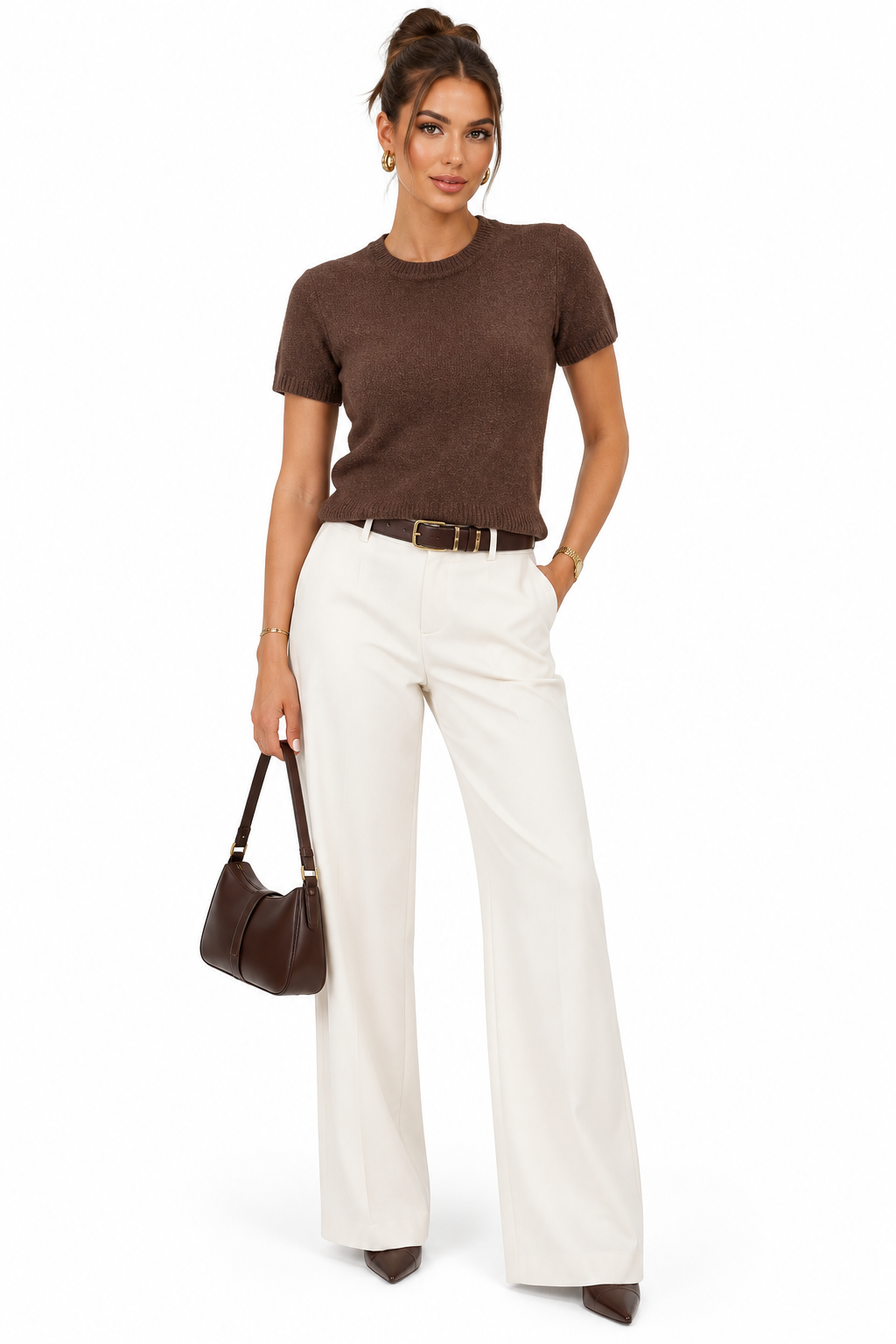 Mannequin portant un pull manches courtes col rond marron sur fond studio blanc