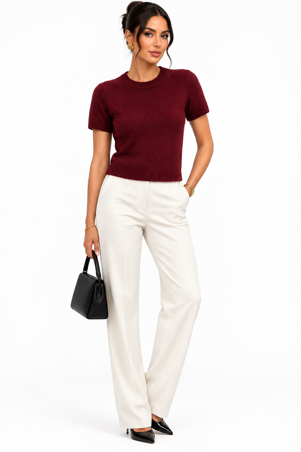 Mannequin portant un pull manches courtes col rond rouge bordeaux sur fond studio blanc