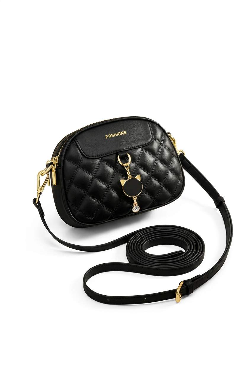 Sac matelassé noir seul sur fond studio blanc