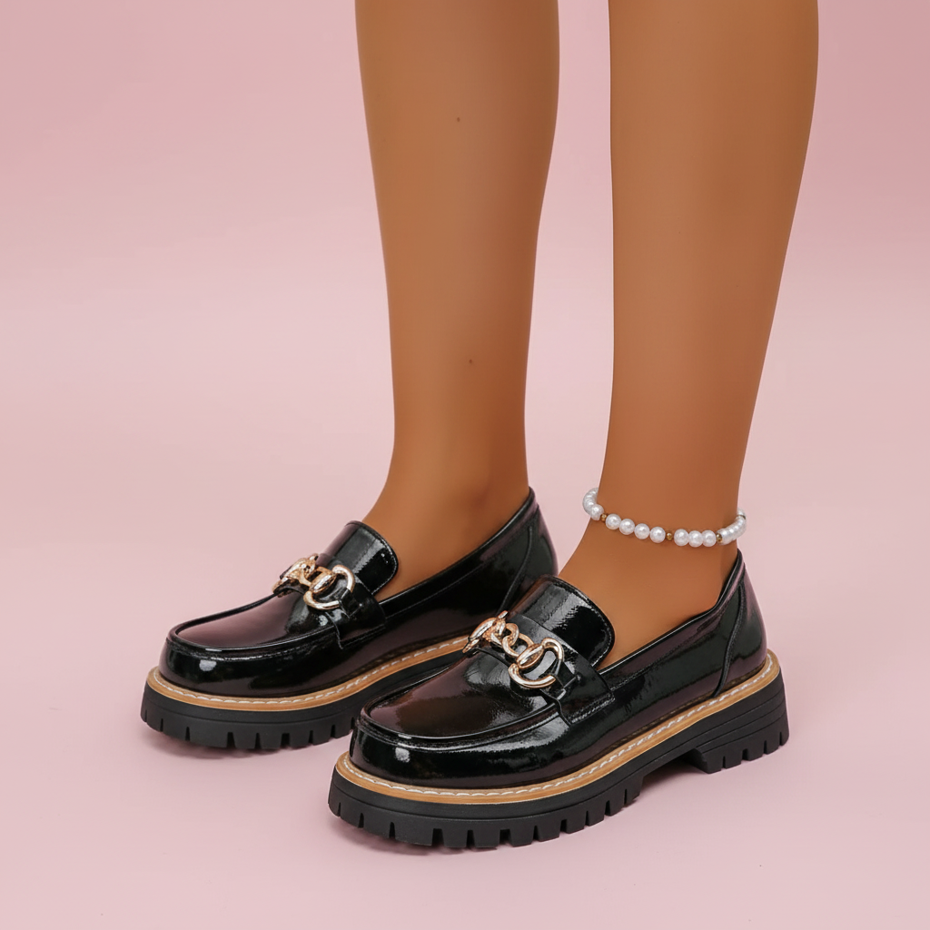 Mocassins vernis noirs - fond rose pastel