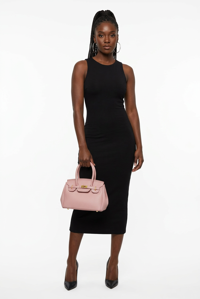 Sac rose porté de face corps entier sur fond studio blanc
