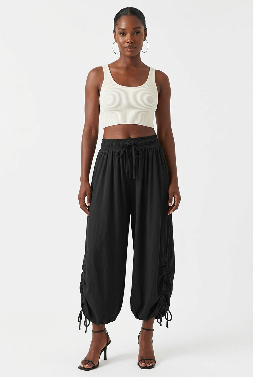 Pantalon noir froncé à cordon porté de face, mannequin corps entier