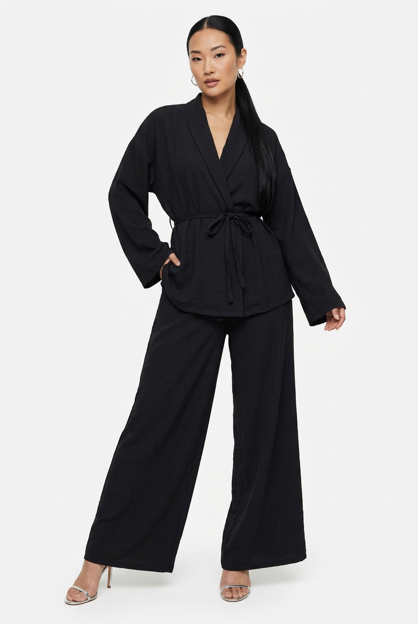 Détail pantalon noir, jambes et pieds