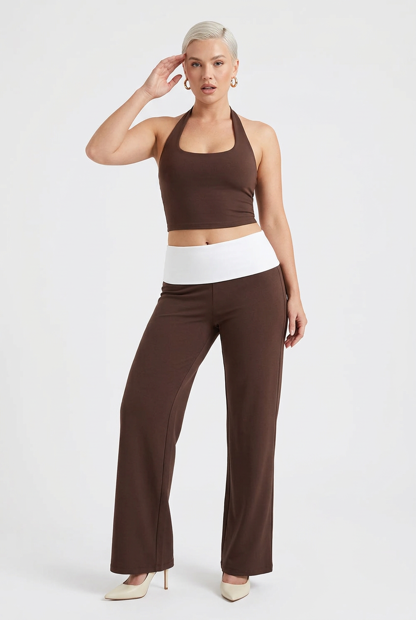Pantalon large marron à ceinture blanche, vue de face