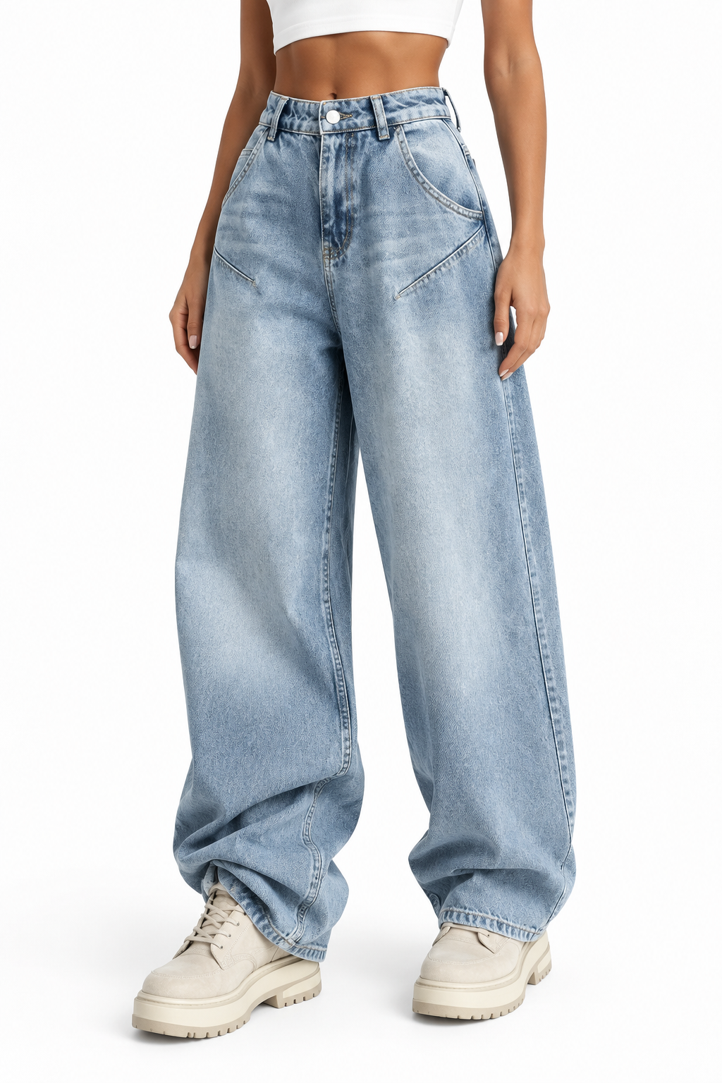 Jean bleu délavé à jambes larges, vue serrée jambes et baskets