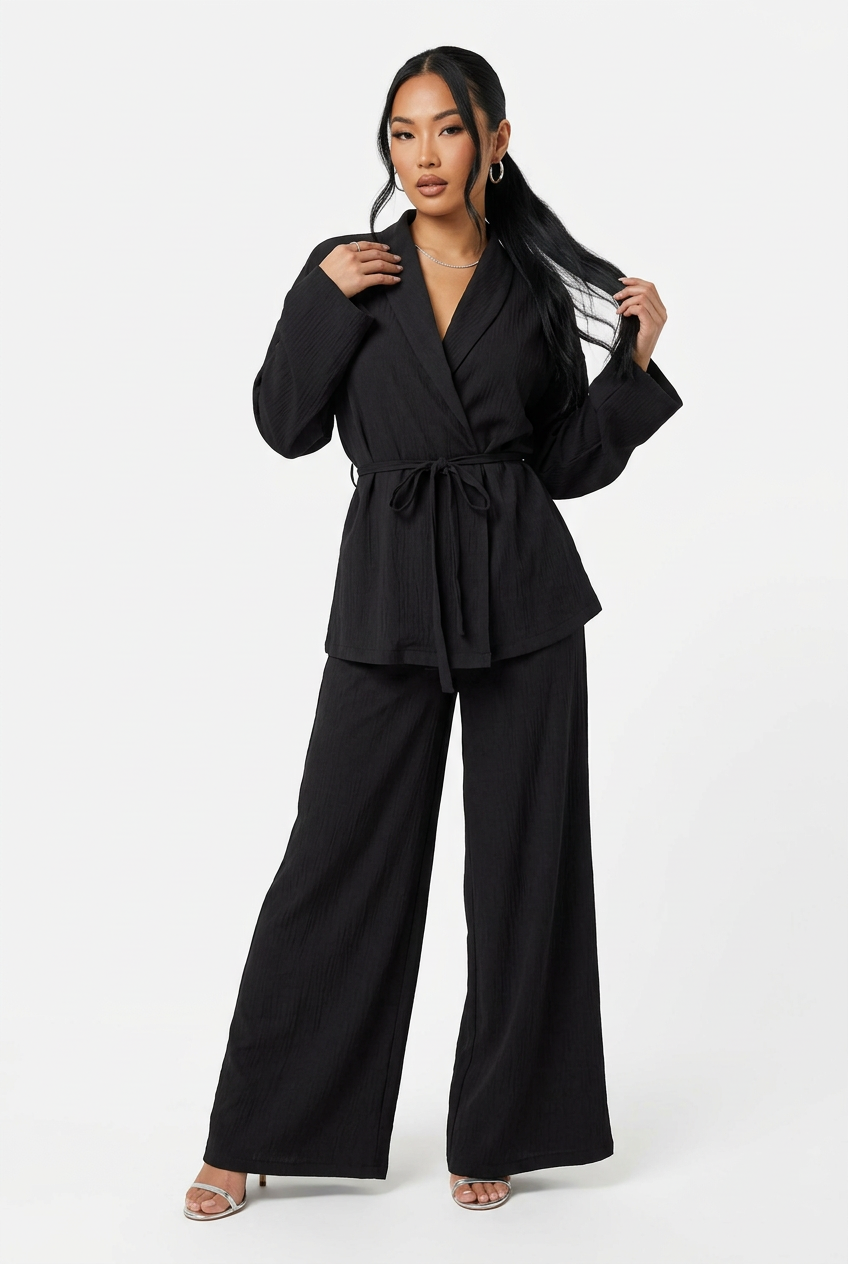 Ensemble chemise nouée et pantalon noir, face