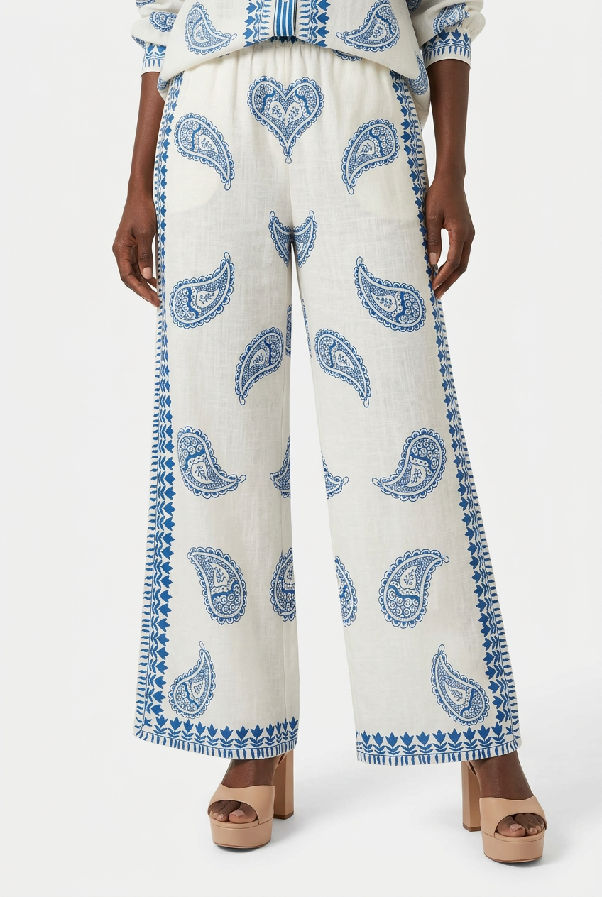 Détail jambes et pieds du pantalon ample imprimé bleu sur fond blanc