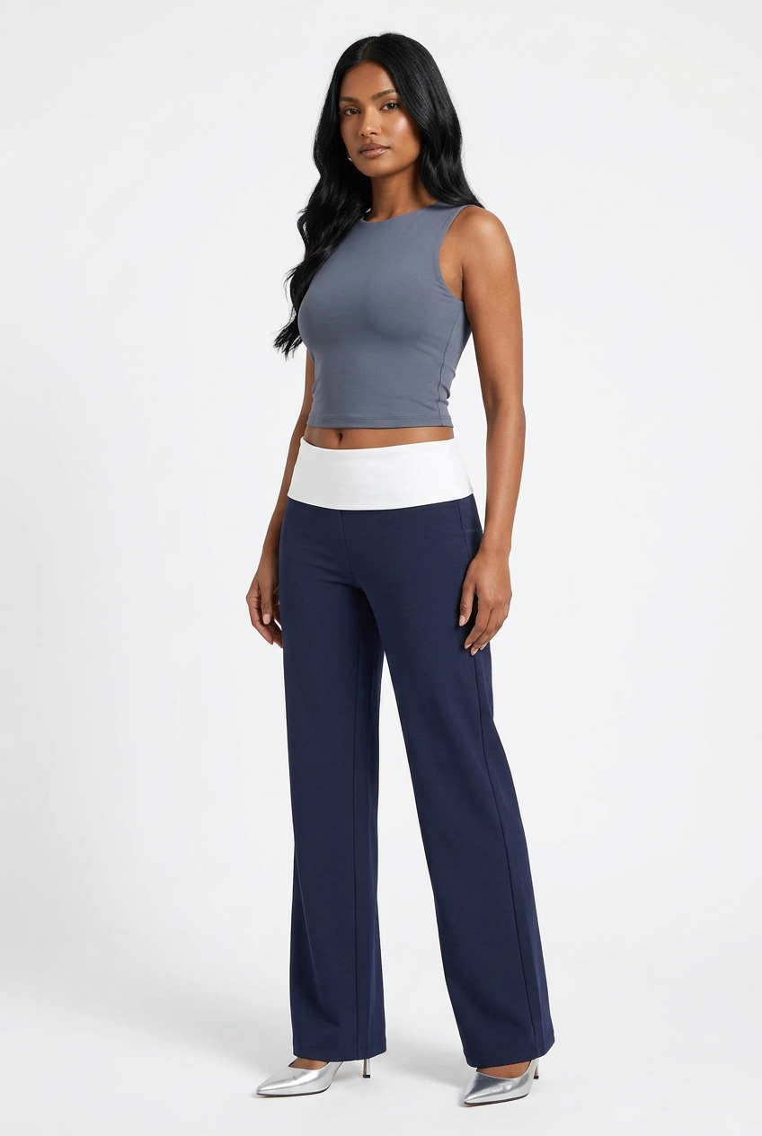 Pantalon large bleu marine à ceinture blanche, vue trois-quarts