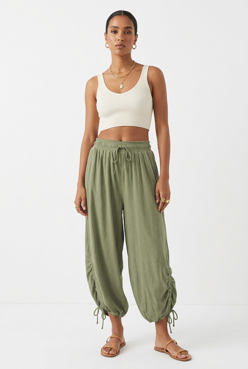 Pantalon vert matcha froncé à cordon porté de face, mannequin corps entier