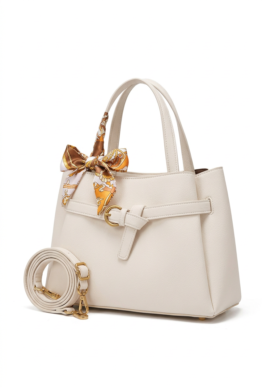 Sac blanc seul sur fond studio blanc