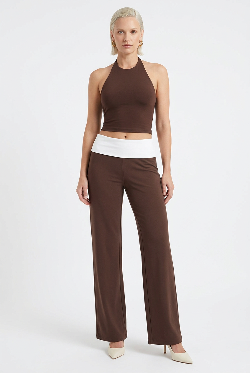 Détail jambes et pieds du pantalon marron
