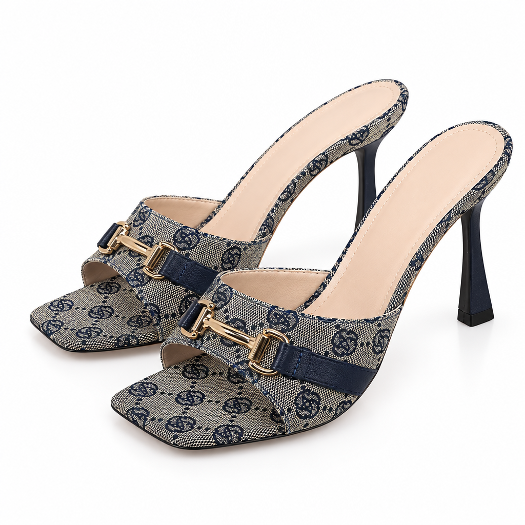 Mules bleues à mors seules, vue trois quarts