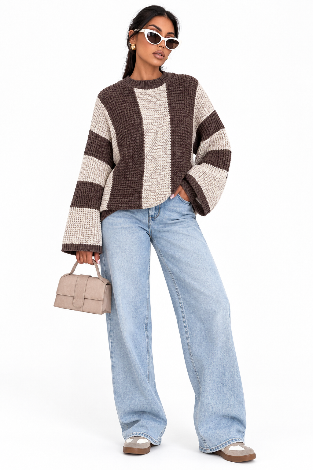 Mannequin portant un pull oversize brun chocolat et crème écru fidèle au produit sur fond studio blanc