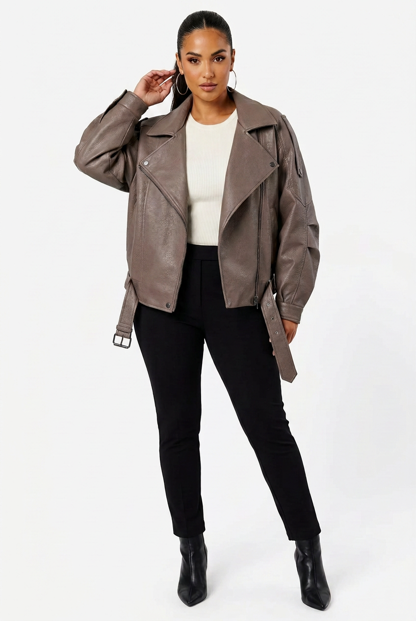 Veste zippée marron grisé portée de face en pose baddie corps entier