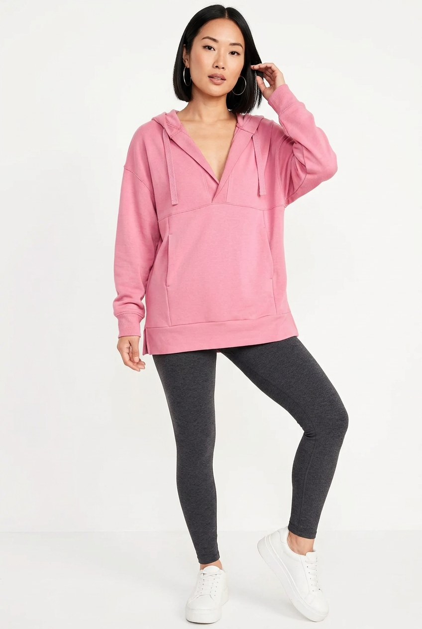 Sweat vieux rose de face en pose baddie corps entier
