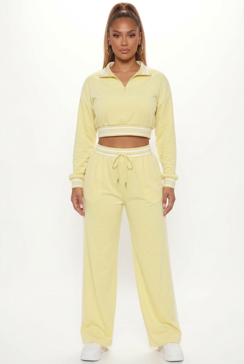 Ensemble jaune porté de face corps entier sur fond studio blanc
