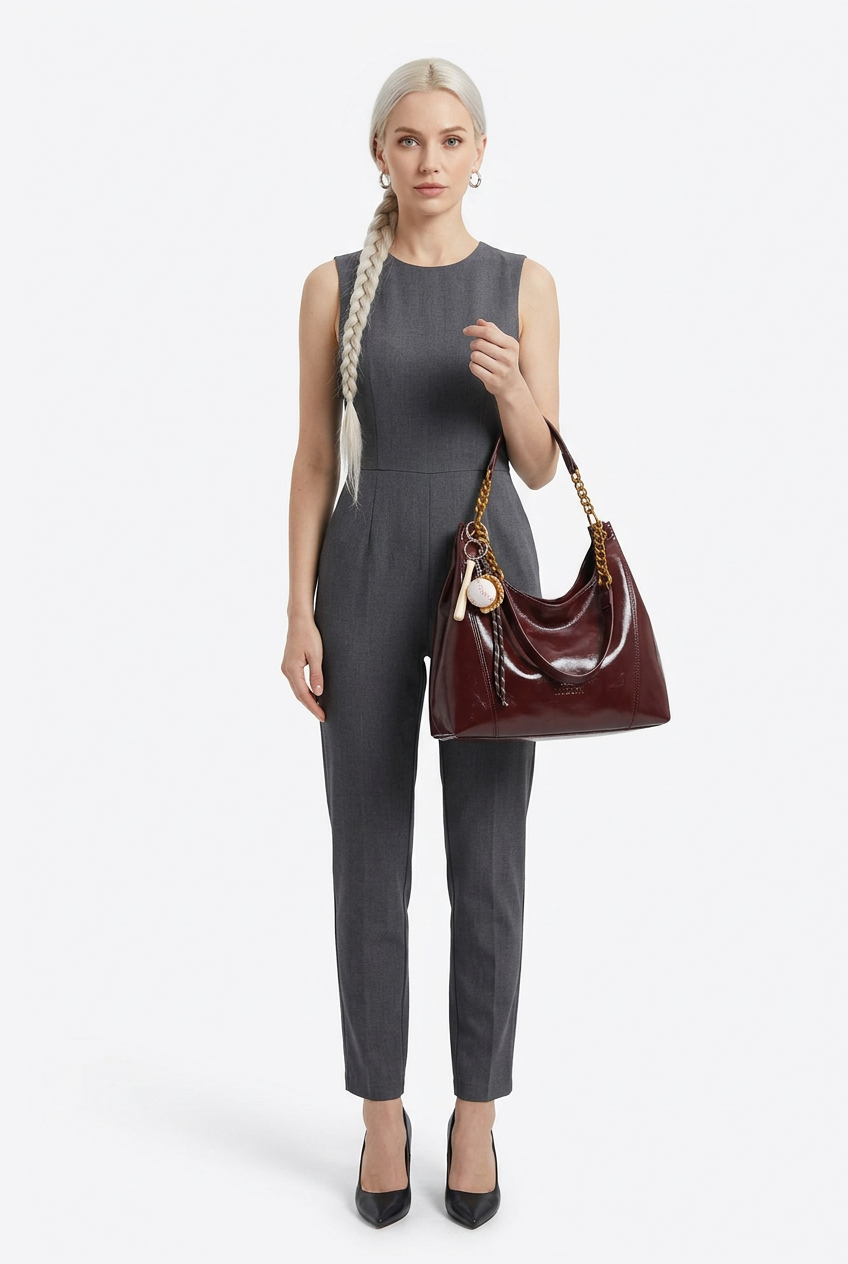 Sac bordeaux à chaîne porté de face, vue corrigée sur fond studio blanc