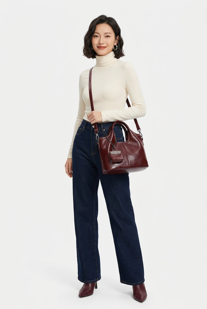 Sac bandoulière rouge bordeaux avec bijou de sac porté sur mannequin corps entier