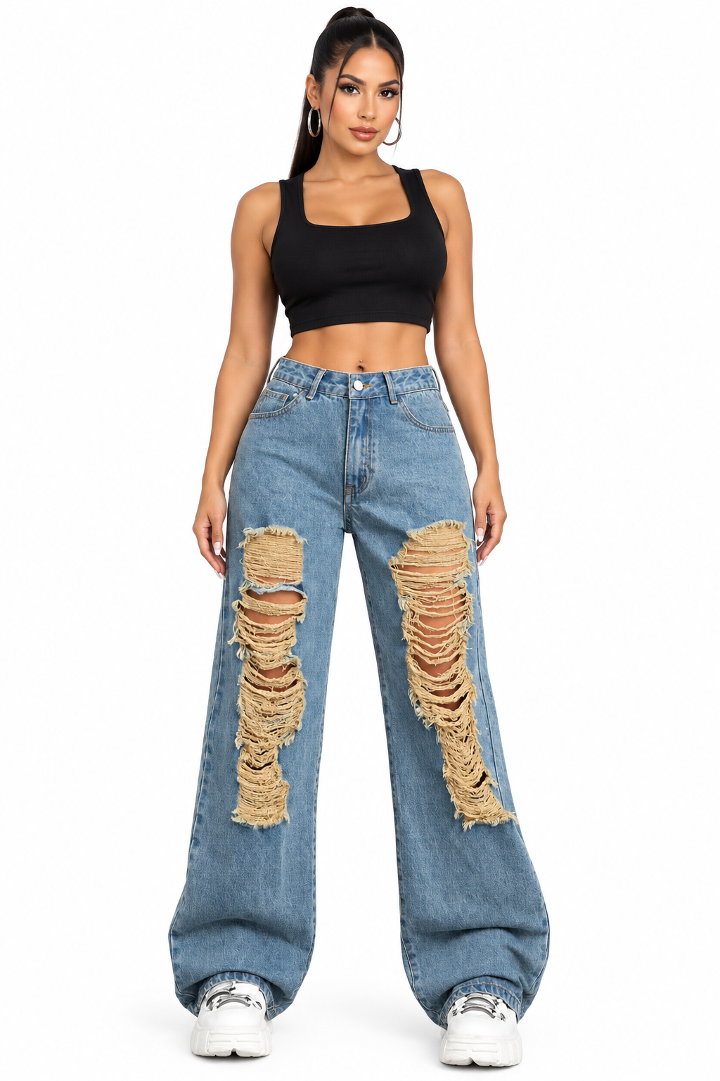 Jean large destroy bleu, vue face corps entier en studio blanc