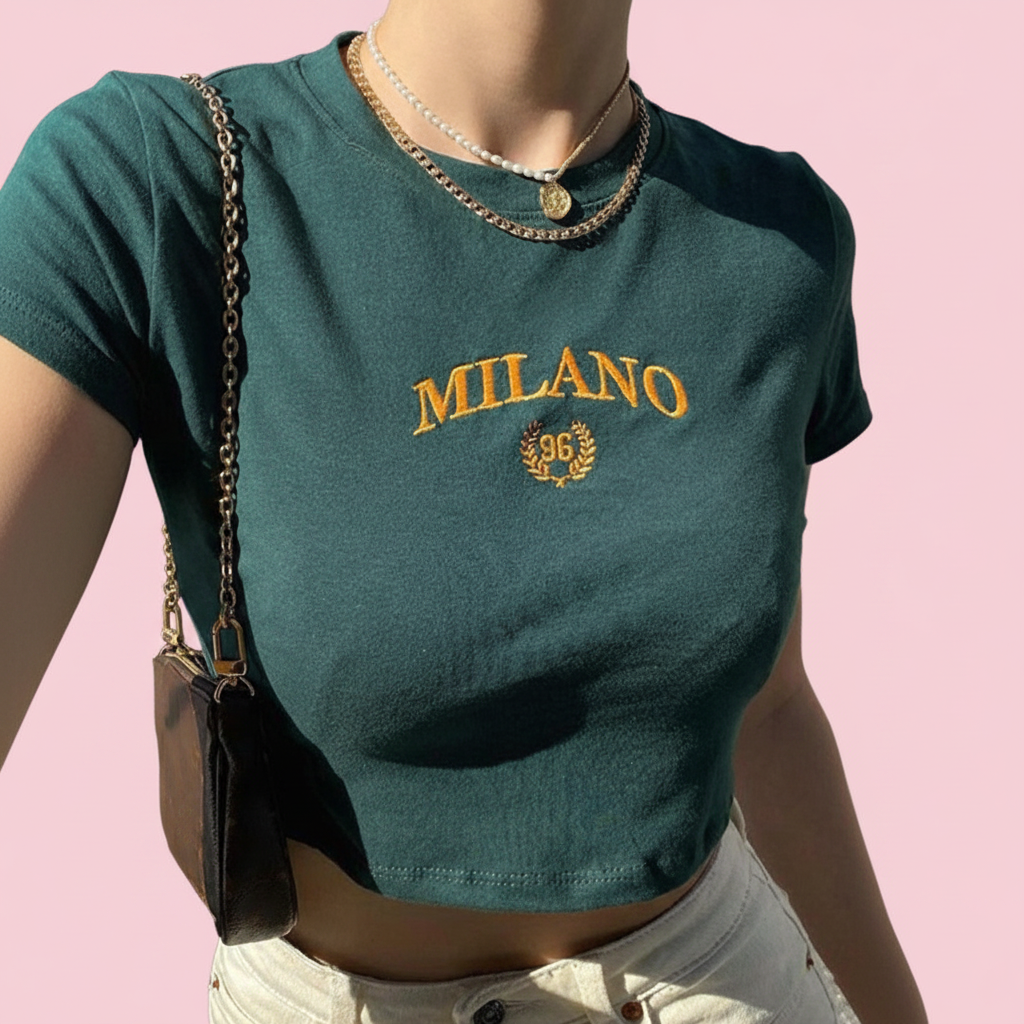 T-Shirt Crop Brodé Lettre - Green - Fond rose 1
