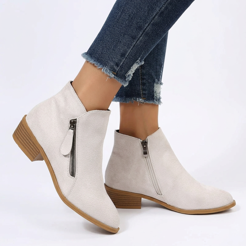 Bottines blanc beige portées en plan serré